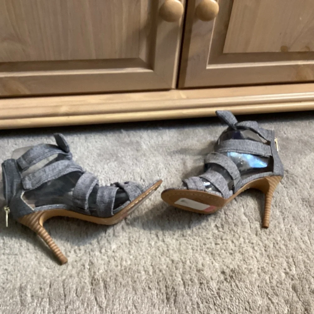 Grey Linen Heels - Picture 2 of 6